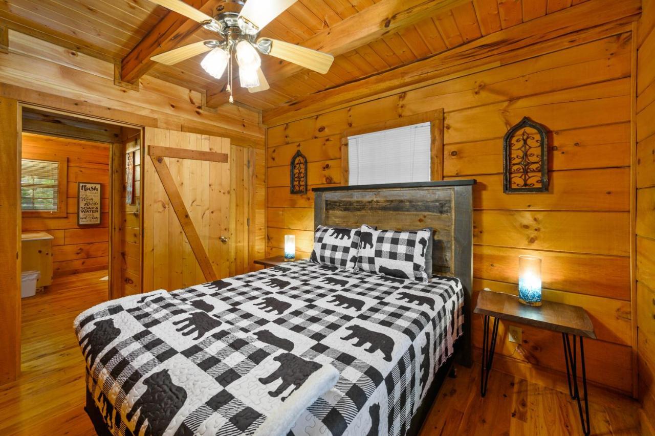 Gypsy Road - Privacy! Log Cabin With Hot Tub, Wifi, Directv And Arcade Sevierville Exterior photo